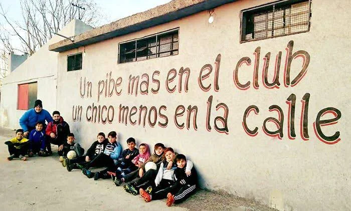 CLUB DE BARRIO